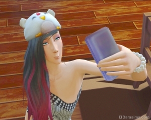 Сим делает селфи на смартфон в Sims 4